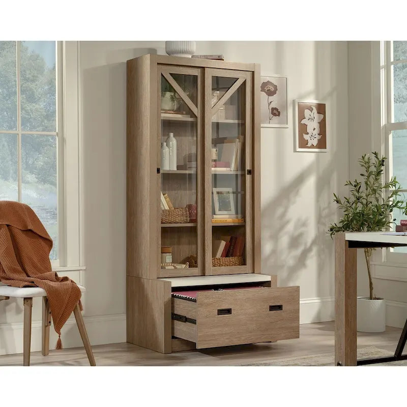 Bücherregal im Landhausstil mit Schiebetüren aus gehärtetem Glas und Aktenschublade